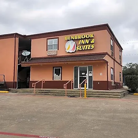 Oyo Benbrook Inn & Suites