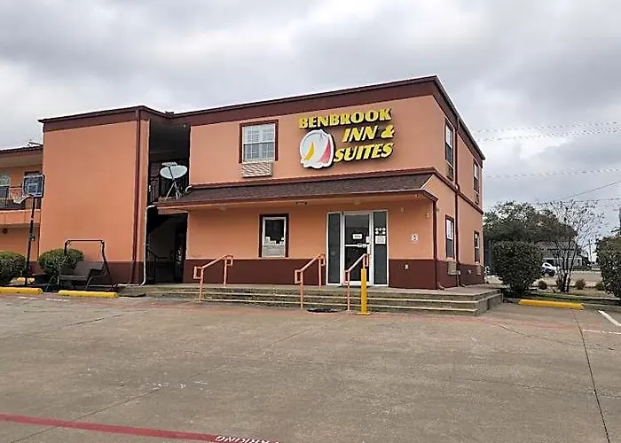 Oyo Benbrook & 2* Fort Worth