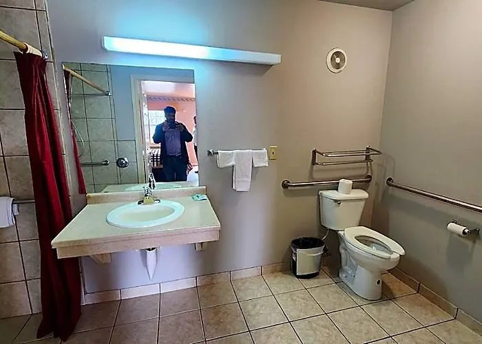 Oyo Benbrook & 2* Fort Worth